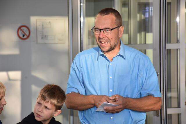 Am ersten Schultag wurden alle Volksschulkinder in Dimbach vor der Schule von den Lehrern, Direktor Christian Geyrhofer und Bürgermeister Manfred Fenster in Beisein vieler Eltern begrüßt. | Foto: Robert Zinterfhof