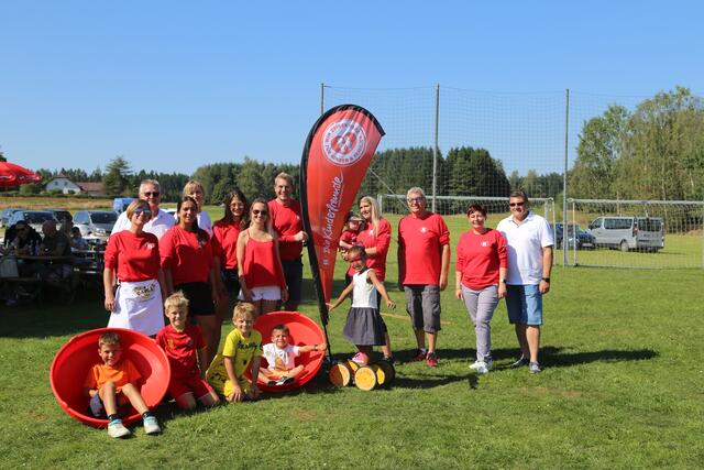 Cornelia Löffler (hinten, 3. v. l.) mit einem Teil des Teams, Vizebürgermeister Michael Preissl und Bürgermeister Peter Müller. | Foto: Kinderfreunde Schrems