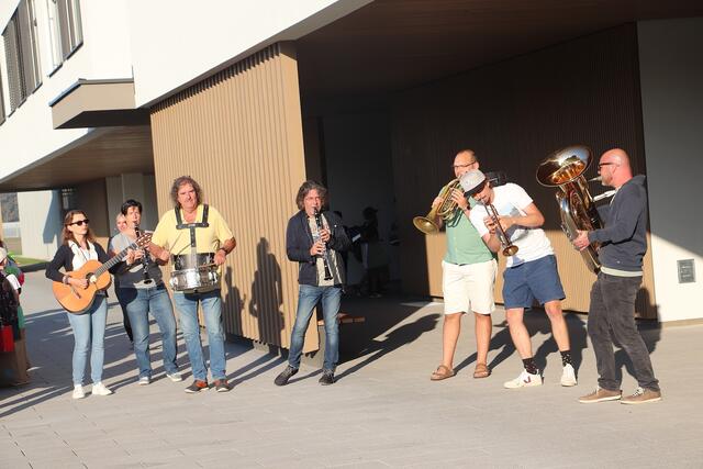Beschwingt in die neue Schule, Manfred Uggowitzer und sein Lehrerteam der Musikschule Kalsdorf machten es möglich. | Foto: Edith Ertl