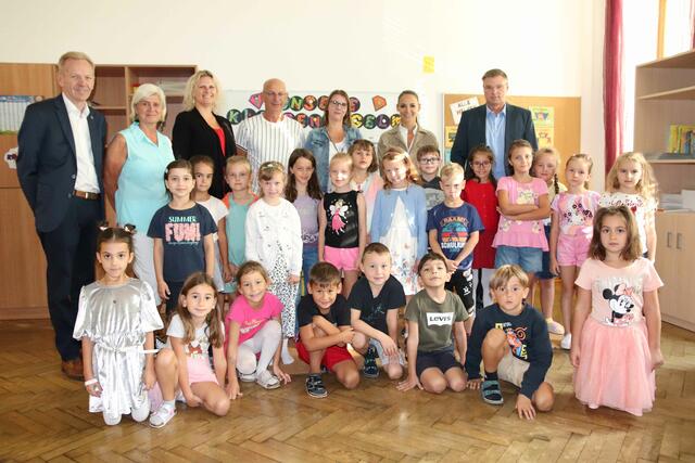 VS WGD 1. Vize Bgm. Christian Pusch, Direktorin Sabine Hubmann, Klassenlehrerin Schmittner, STR Markus Gubik, STR Birgit Reininger, GR Lisa Gubik Bgm. LAbg. Wolfgang Kocevar | Foto: Stadtgemeinde Ebreichsdorf/Christian Pusch