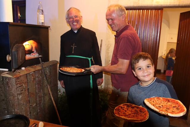 Höllenfeuer vor dem Pfarrhof: Pfarrer Josef und Pizza-Ofenbauer Vitus Failer mit dem Ukrasiner Marat. | Foto: Manfred Wlasak