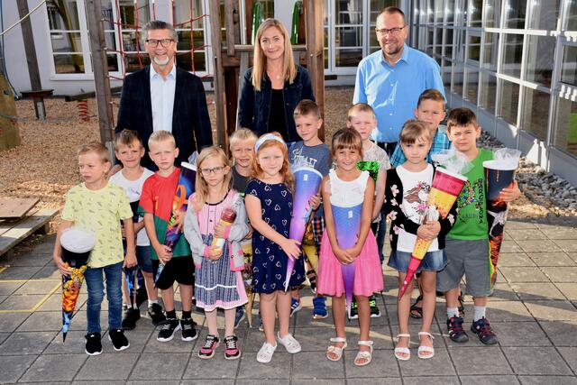 Am ersten Schultag wurden alle Volksschulkinder in Dimbach vor der Schule von den Lehrern, Direktor Christian Geyrhofer und Bürgermeister Manfred Fenster in Beisein vieler Eltern begrüßt. | Foto: Robert Zinterfhof