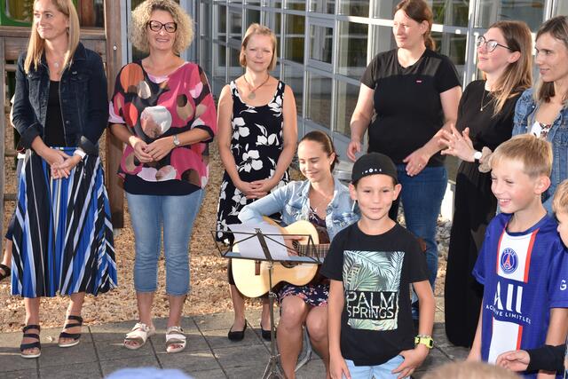 Am ersten Schultag wurden alle Volksschulkinder in Dimbach vor der Schule von den Lehrern, Direktor Christian Geyrhofer und Bürgermeister Manfred Fenster in Beisein vieler Eltern begrüßt. | Foto: Robert Zinterfhof