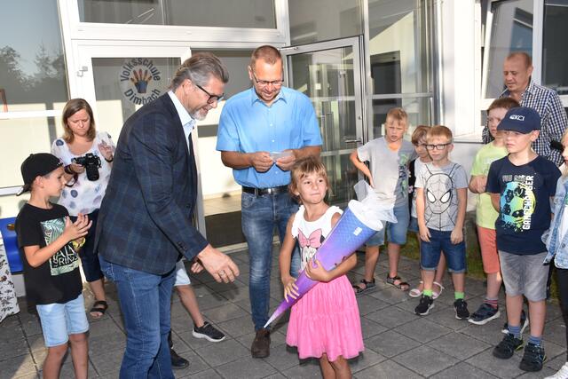 Am ersten Schultag wurden alle Volksschulkinder in Dimbach vor der Schule von den Lehrern, Direktor Christian Geyrhofer und Bürgermeister Manfred Fenster in Beisein vieler Eltern begrüßt. | Foto: Robert Zinterfhof
