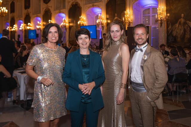 Katharina Kramer (Moderatorin des Abends) und Elisabeth Rathgeb (Direktorin der Caritas Tirol) mit den Gastgebern Katharina Zierl und Ferdinand Marquez (beide TIROLERIN). | Foto: Mitteregger