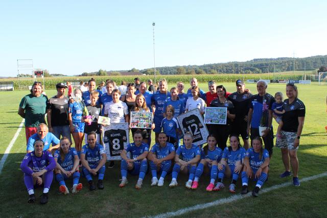 Nach dem Spiel wurden die beiden Langzeitspielerinnen vom FC Süd, Jennifer Köppel und Lisa Strobl, verabschiedet. | Foto: Anika Paul