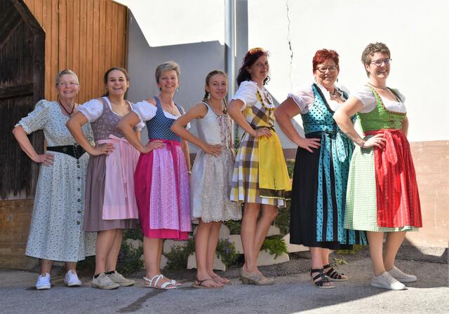 Schöne Dirndl wurden in Hollenthon am Sonntag ausgetragen. | Foto: Cherelle Marek