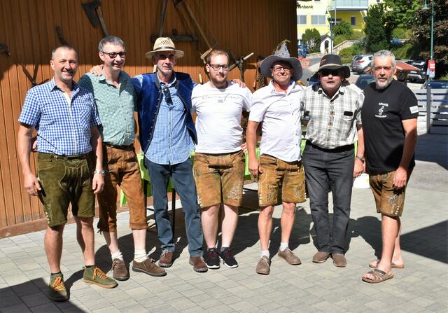 Auch die Männer haben sich in Schale geworfen. | Foto: Cherelle Marek