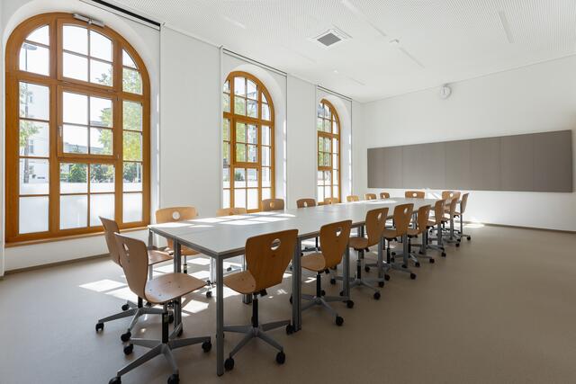 Im einstigen Postgebäude hat die jüdische Privatschule Lauder Chabad einen neuen Standort errichtet.  | Foto: Lauder Chabad Campus