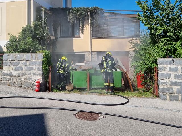 Der Bauschuttcontainer vor dem Haus brannte. | Foto: FF Waidhofen/Thaya