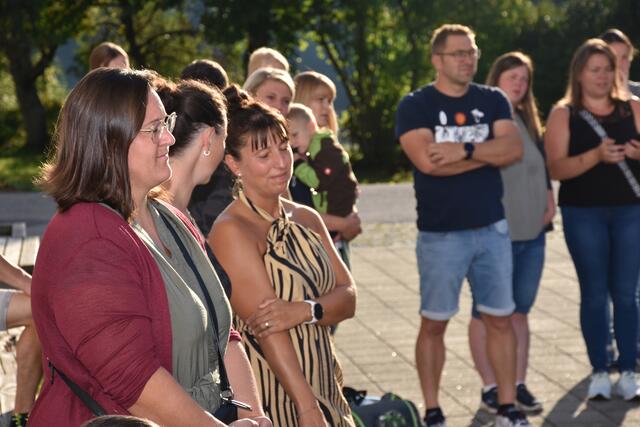 Am ersten Schultag wurden alle Volksschulkinder in Dimbach vor der Schule von den Lehrern, Direktor Christian Geyrhofer und Bürgermeister Manfred Fenster in Beisein vieler Eltern begrüßt. | Foto: Robert Zinterfhof