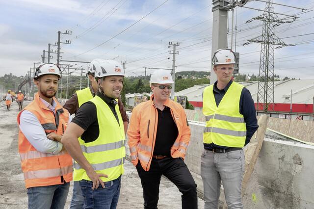 CEO Stefan Graf (2.v.r.) besuchte vor kurzem die Baustelle, um sich vor Ort ein Bild vom Fortschritt der Bauarbeiten zu machen. | Foto: Leyrer + Graf