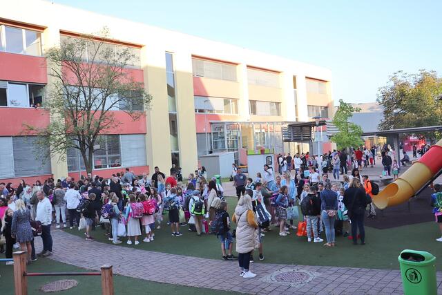 Am 11. September, dem ersten Schultag, füllte sich bereits um 7:15 Uhr der Schulhof in Kalsdorf | Foto: Edith Ertl