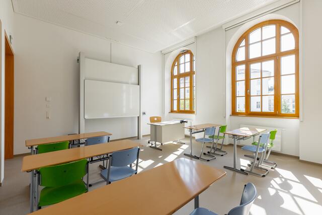 Gleich drei Schulen vom Lauder Chabad Campus ziehen vom Rabbiner-Schneerson-Platz in die Nordwestbahnstraße. | Foto: Lauder Chabad Campus