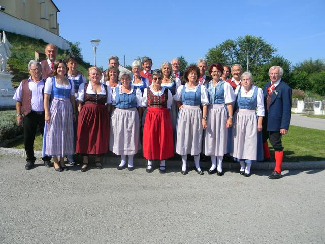 Volkstanzgruppe Schmidatal-Wagramland beim Dirndlgwandsonntag Glaubendorf. | Foto: Privat
