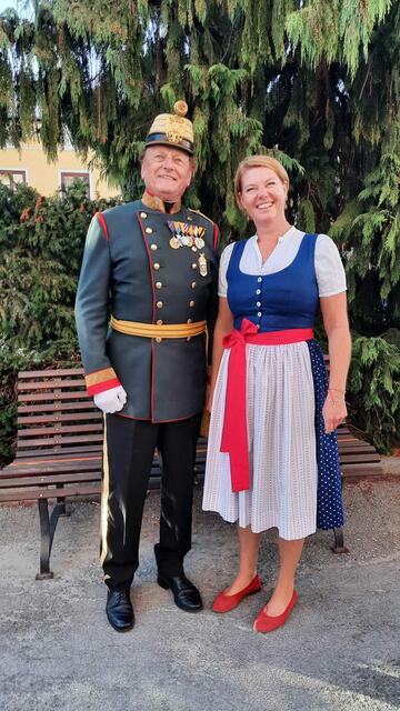 Erich Pichl, Bürgerkorps Waidhofen an der Thaya, mit Manuela Göll, Volkskultur Niederösterreich-Geschäftsführerin | Foto: Volkskultur Niederösterreich