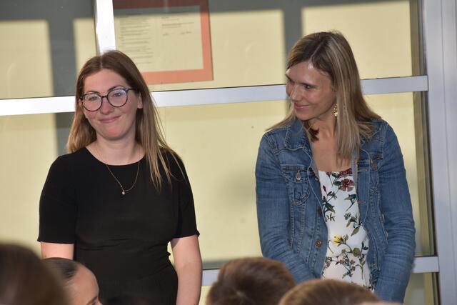 Am ersten Schultag wurden alle Volksschulkinder in Dimbach vor der Schule von den Lehrern, Direktor Christian Geyrhofer und Bürgermeister Manfred Fenster in Beisein vieler Eltern begrüßt. | Foto: Robert Zinterfhof
