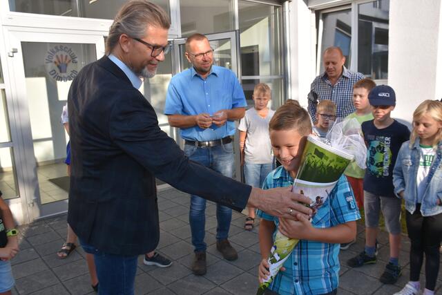 Am ersten Schultag wurden alle Volksschulkinder in Dimbach vor der Schule von den Lehrern, Direktor Christian Geyrhofer und Bürgermeister Manfred Fenster in Beisein vieler Eltern begrüßt. | Foto: Robert Zinterfhof