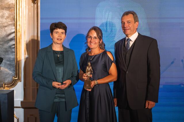 Heuer wurde erstmals ein eigener TIROLERIN Award für soziales Engagement vergeben. Diese Auszeichnung ging an Gabi Ziller (Mi.) und Stefan Pleger von der Organisation „Kindern eine Chance“. Ihre Laudatorin war Elisabeth Rathgeb (Direktorin der Caritas Tirol) | Foto: Mitteregger