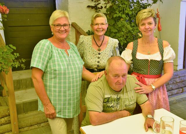 Am Foto: Anna und Franz Blochberger, Anneliese Pürrer und Martina Ungermann | Foto: Cherelle Marek