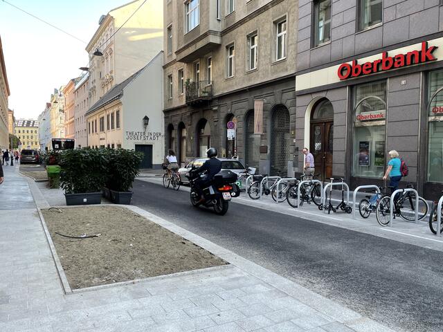 Die Radbügel vor der Oberbank sind neu.  | Foto: Miriam Al Kafur