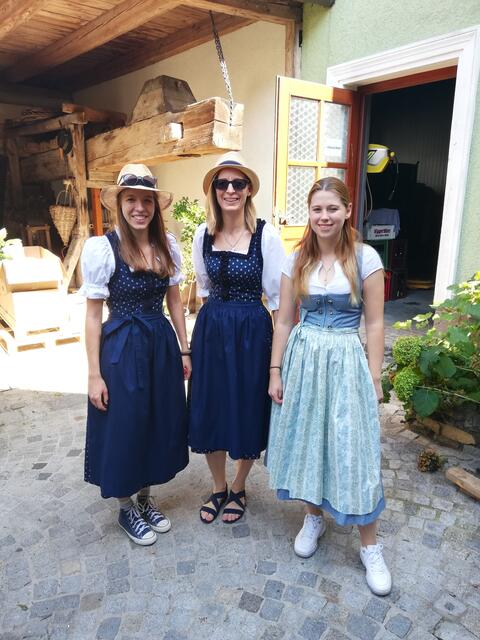 Dirndlgwandsonntag in Arnsdorf: Aurelia und Claudia Schildböck im Wachauer Alltagsdirndl und Miriam Zizala | Foto: Zizala