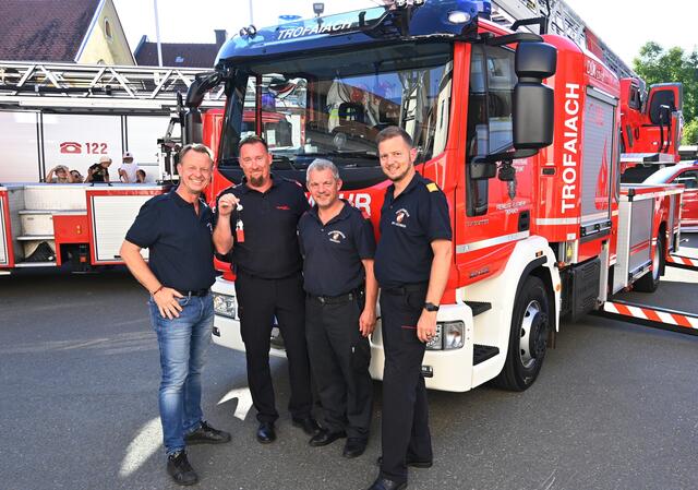 Bürgermeister Mario Abl übergab die Fahrzeugschlüssel der neuen Drehleiter an HBM Christian Moder, OBI Karl Grassberger und BR Alexander Siegmund (v.l.).​ | Foto: BFV Leoben/Tomsits
