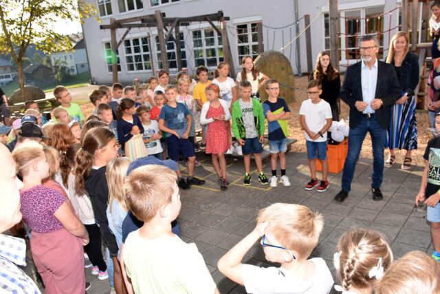 Am ersten Schultag wurden alle Volksschulkinder in Dimbach vor der Schule von den Lehrern, Direktor Christian Geyrhofer und Bürgermeister Manfred Fenster in Beisein vieler Eltern begrüßt. | Foto: Robert Zinterfhof