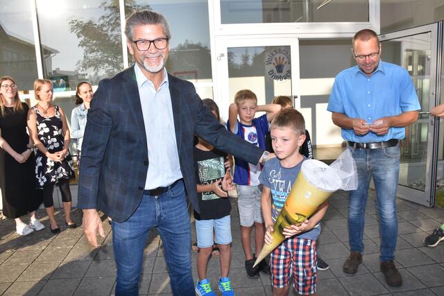 Am ersten Schultag wurden alle Volksschulkinder in Dimbach vor der Schule von den Lehrern, Direktor Christian Geyrhofer und Bürgermeister Manfred Fenster in Beisein vieler Eltern begrüßt. | Foto: Robert Zinterfhof