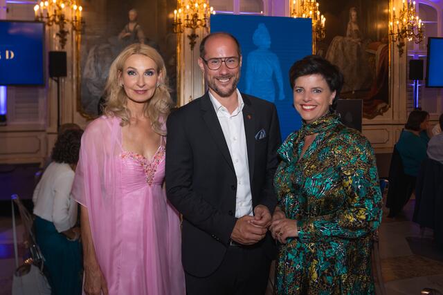 Opernsängerin Eva Lind gab Tourismuslandesrat Mario Gerber und Tirol Werberin Karin Seiler sowie über 200 weiteren Gästen ein Ständchen. | Foto: Mitteregger