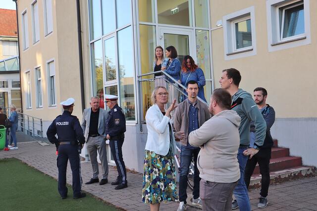 Kurze Anweisungen von VS-Dir. Andrea Wagner, wie der Zug der Schüler zur neuen Volksschule verlaufen soll. | Foto: Edith Ertl