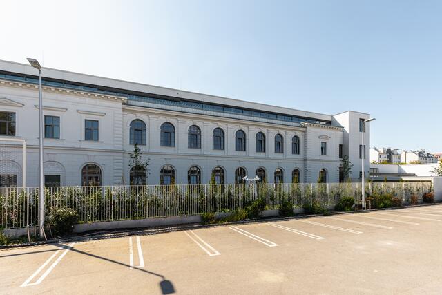 Die umfassenden Bauarbeiten in der Nordwestbahnstraße dauerten rund ein Jahr. Schon bald soll der Unterricht im einstigen Postgebäude starten. | Foto: Lauder Chabad Campus