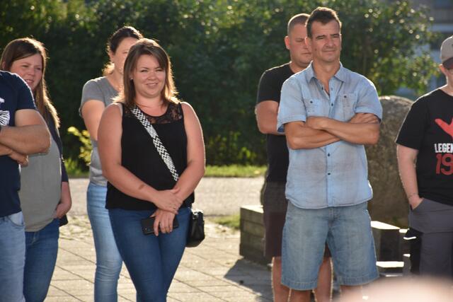 Am ersten Schultag wurden alle Volksschulkinder in Dimbach vor der Schule von den Lehrern, Direktor Christian Geyrhofer und Bürgermeister Manfred Fenster in Beisein vieler Eltern begrüßt. | Foto: Robert Zinterfhof
