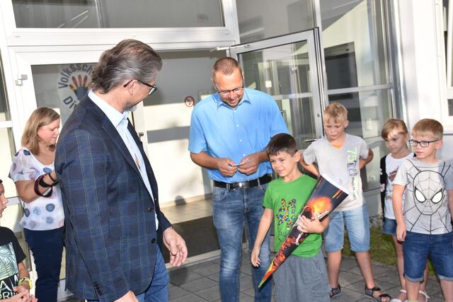 Am ersten Schultag wurden alle Volksschulkinder in Dimbach vor der Schule von den Lehrern, Direktor Christian Geyrhofer und Bürgermeister Manfred Fenster in Beisein vieler Eltern begrüßt. | Foto: Robert Zinterfhof