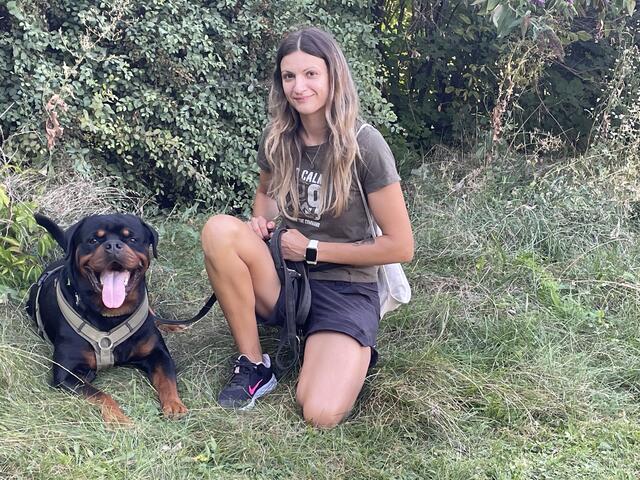 Die Hundetrainerin Jacqueline Mattes mit ihrem Rottweiler "Djiego" beim Interview mit den BezirksBlättern. | Foto: Zezula