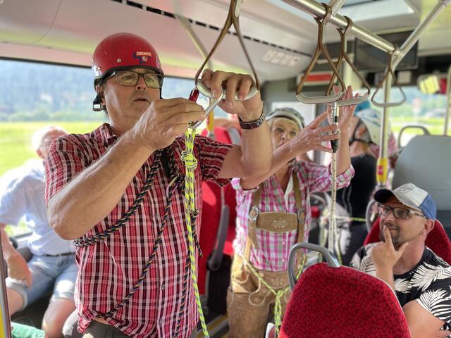 Ein Linienbus diente als "Bühne" für die Auftaktveranstaltung - ein kurzes Theaterstück für vier Personen.