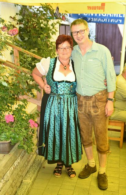 Geburtstagskind Dieter mit Gattin Christa Konrath feierte am Dirndlgwandsonntag seinen 55. Geburtstag. | Foto: Cherelle Marek