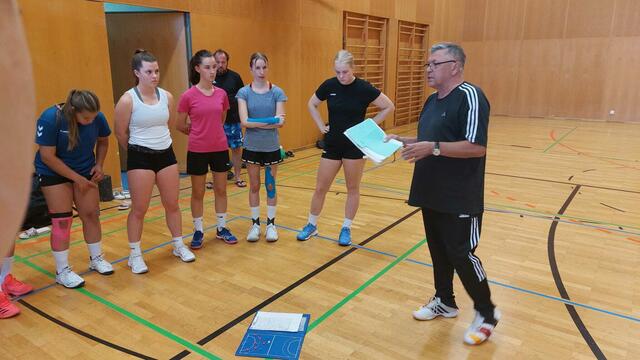 Die Trainerlegende Rainer Osmann arbeitete mit den Telfer Handballerinnen vor allem an der Defensive. | Foto: UHT Telfs/Meinhardinum