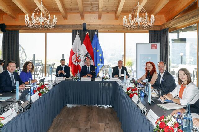 Die Tiroler Landesregierung bei ihrem ersten Klausurtag. | Foto: © Land Tirol/Die Fotografen