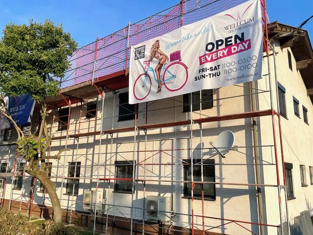 Nicht zum Übersehen, ist diese Werbung auf einem Baugerüst. | Foto: MeinBezirk.at