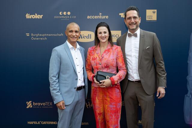 Politik und Tourismus auf dem roten Teppich: Landesrätin Astrid Mair traf auf Alois Rainer (re., Obmann der Bundessparte Tourismus und Freizeitwirtschaft, WKO) sowie Patricio Hetfleisch (Leiter Marketing und Kommunikation, Tirol Werbung) | Foto: Pichler