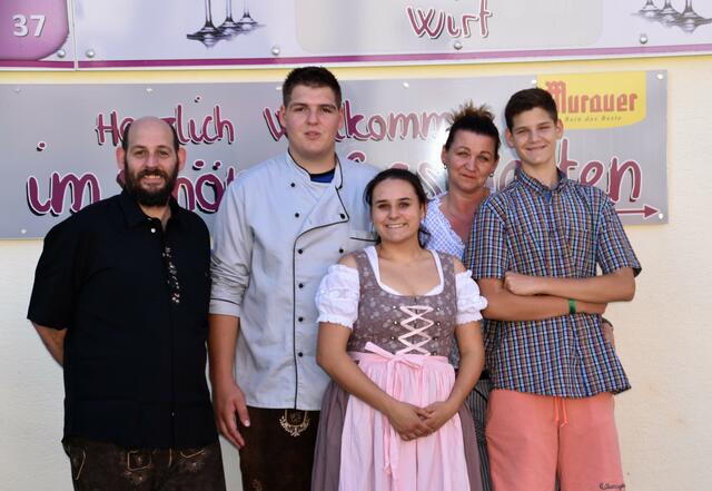 Die Posch's: Gerhard "Gerli", Martin, Jana, Andrea und Matyi (v.l.n.r.) | Foto: Cherelle Marek