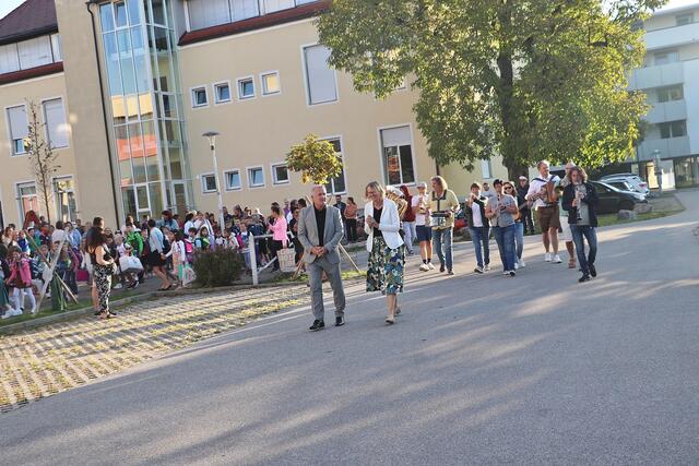 VS-Dir. Andrea Wagner und Bgm. Manfred Komericky führen den Umzug in die neue Volksschule an. Das Lehrerteam ist bereits seit zwei Wochen im Einsatz, um alles für den Schulbeginn vorzubereiten.  | Foto: Edith Ertl