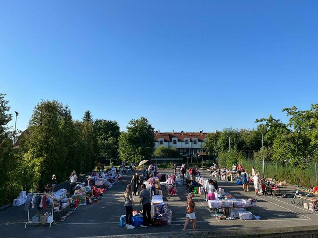 Viele begeisterte Besucher beim ersten Flohmarkt für Kinder in Schöngrabern.