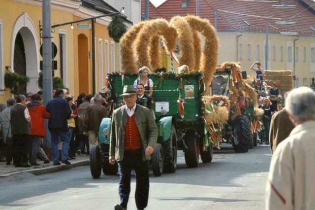Die Erntedankkrone zieht durch die Oberlaaer Straßen | Foto: Landwirtschaftliches Casino
