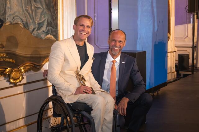 Die Tiroler Versicherung war einer der Patronanzpartner des Events, Vorstandsvorsitzender Franz Mair (re.) fungierte zudem als Laudator für die Kategorie „Diversität und Gleichstellung“. Hier wurde Alexander Ledermair (Geschäftsführer Ledermair GmbH) prämiert. | Foto: Mitteregger