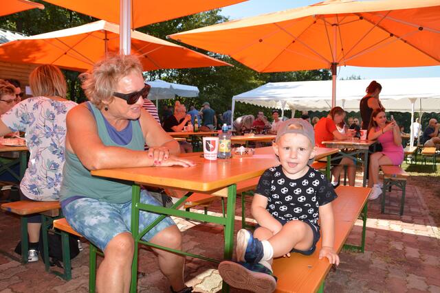 Christine mit Enkelkind Arian | Foto: Jennifer Flechl