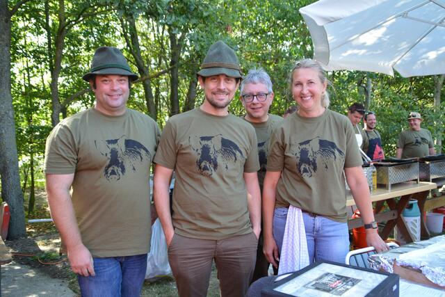 Bernd, Gernot, Judith und Johannes von der Jägerschaft versorgten die Gästen mit warmen Speisen | Foto: Jennifer Flechl