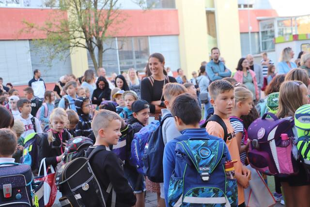 Endlich wieder die Schulfreunde treffen, zu erzählen gibt es nach den Ferien genug | Foto: Edith Ertl
