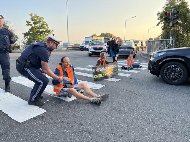 Die Demonstration wurde rasch und friedlich aufgelöst. | Foto: Letzte Generation
